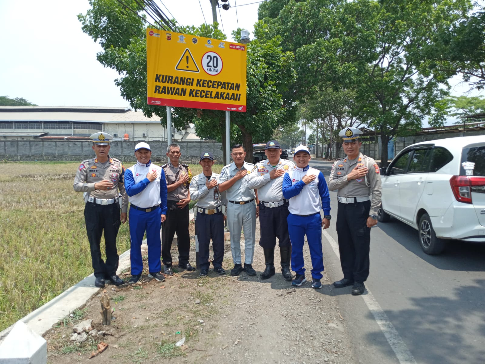 Pemasangan Papan Himbauan Reflektif Untuk Tingkatkan Kewaspadaan Berkendara