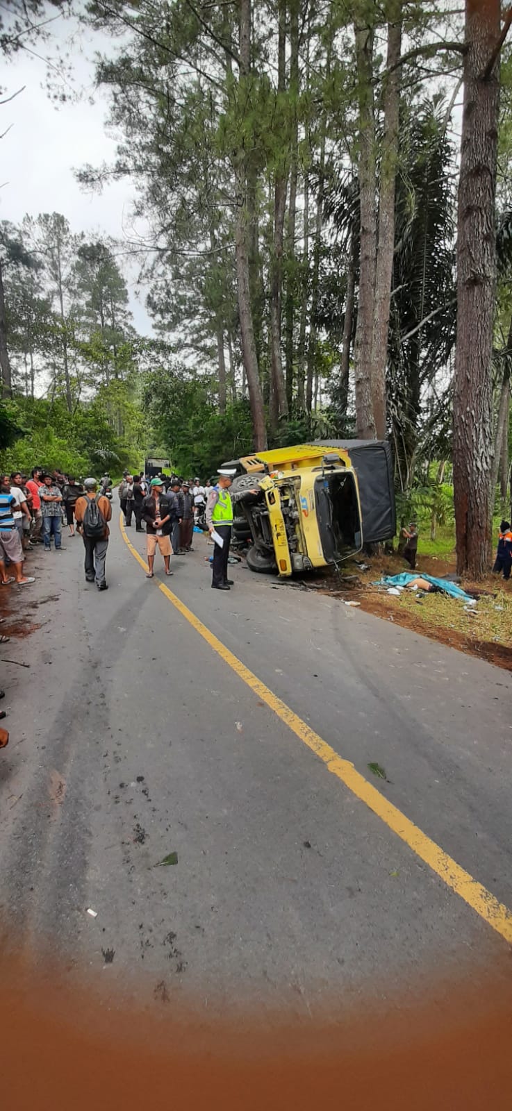 Sat Lantas Polres Simalungun Evakuasi Korbam Kecelakaan Beruntun di Nagori Gorbus