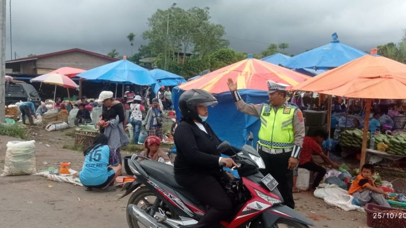 Sat Lantas Polres Simalungun Menggelar Pengamanan Lalu Lintas di Pasar Minggu Saribu Dolok