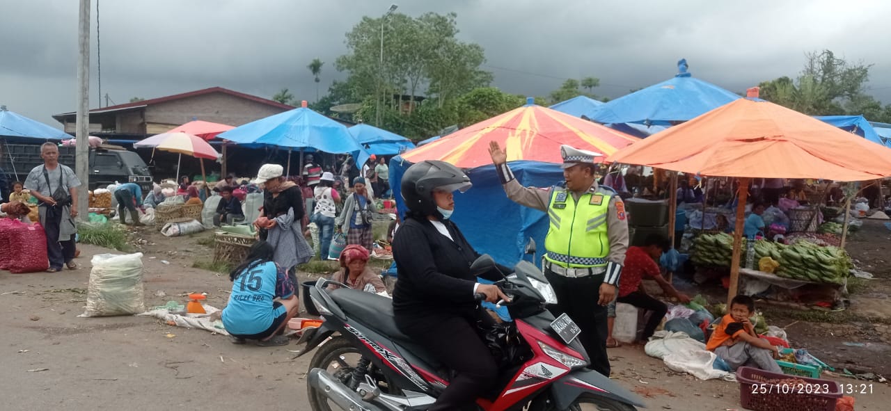 Sat Lantas Polres Simalungun Menggelar Pengamanan Lalu Lintas di Pasar Minggu Saribu Dolok