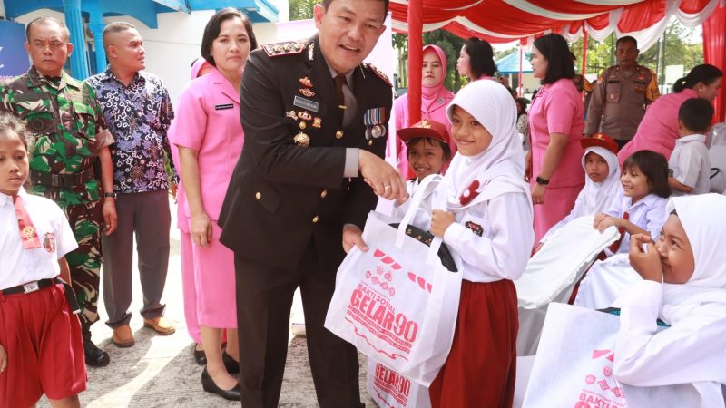 Kapolres Didampingi Ketua Bhayangkari Cabang Simalungun Salurkan Bansos Gelar 90