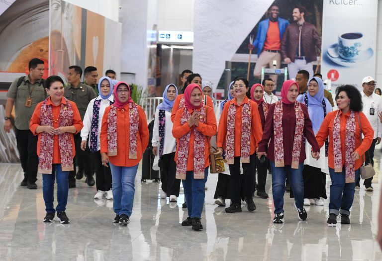 Ibu Iriana dan OASE KIM Jajal Kereta Cepat Whoosh