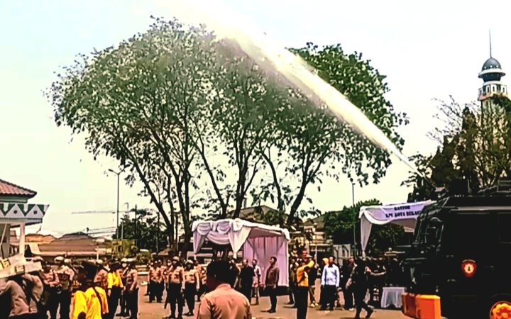 Polres Metro Bekasi Kota melaksanakan Geladi Resik Latihan ( Simulasi ) Sispamkota Pengamanan Pemilu 2024