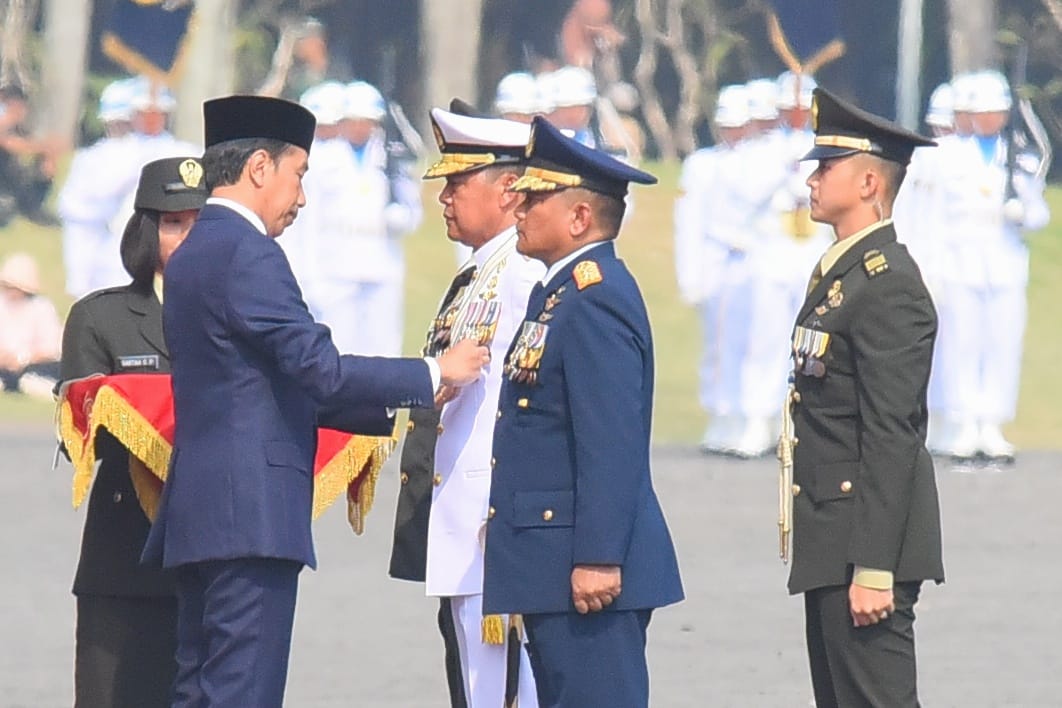 Presiden Jokowi pimpin Upacara HUT ke-78 TNI dan Anugerahkan Tanda Kehormatan Bagi Prajurit TNI