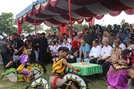 Kunjungi Deliserdang, Ganjar Serahkan Bantuan Gamelan Seniman Jawa di Sumatera Utara