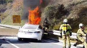 Tesla Model X Tetap Terbakar di Air, Bukti Sulitnya Memadamkan Api Baterai Mobil Listrik