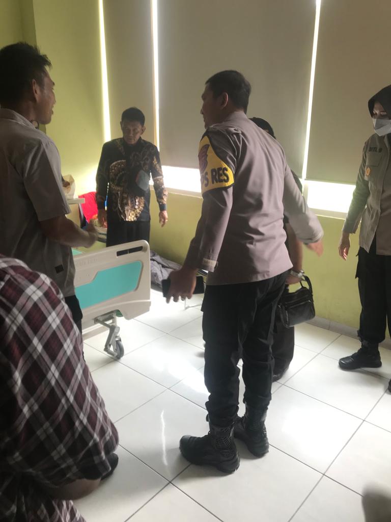 Kapolres Karawang Kunjungi Korban Salah Tangkap Anggotanya Di RSUD Kota Bekasi Tanpa Keterangan Ke Awak Media